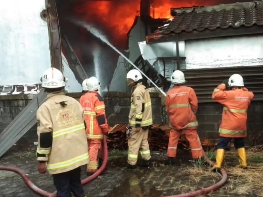 Damkar Surabaya Gencarkan Patroli untuk Cegah Kebakaran di Lahan Terbuka