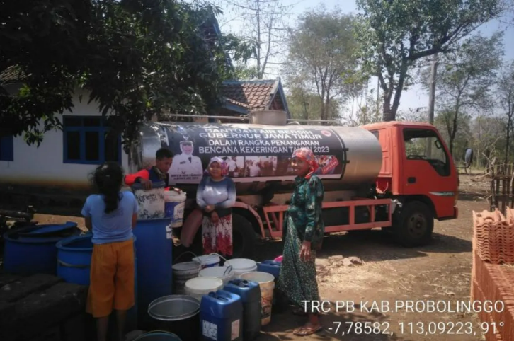 Petugas mendistribusikan air bersih di Desa Sumberkramat, Kecamatan Tongas, Kabupaten Probolinggo, Sabtu (19/8/2023). (ANTARA/HO-BPBD Probolinggo)