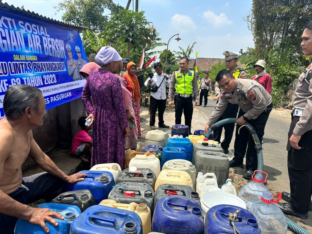 Sambut Hari Lalu Lintas Bhayangkara ke-68, Satlantas Pasuruan Salurkan Air Bersih