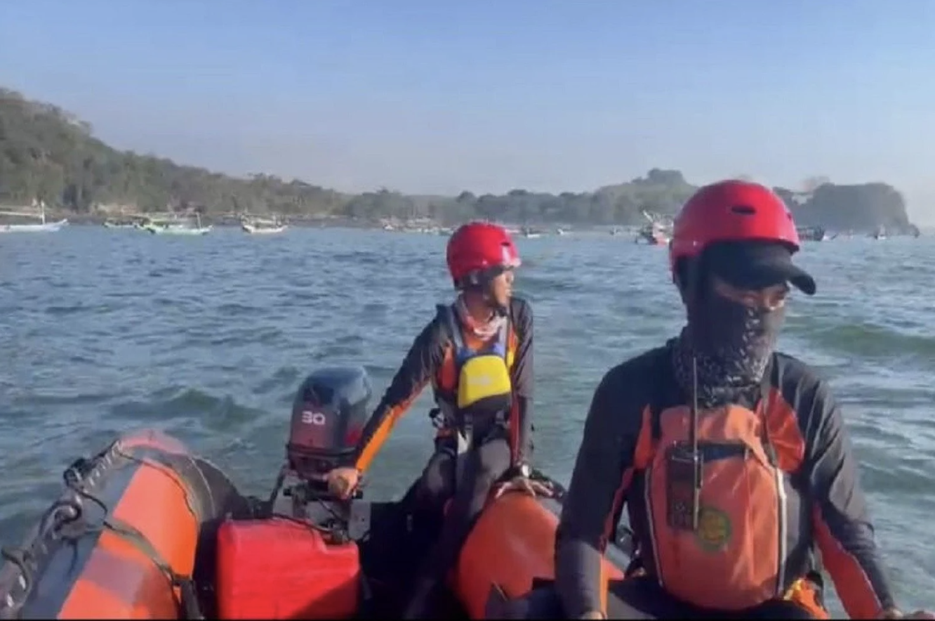 Petugas Pos SAR Banyuwangi, Jawa Timur melakukan pencarian nelayan tenggelam.