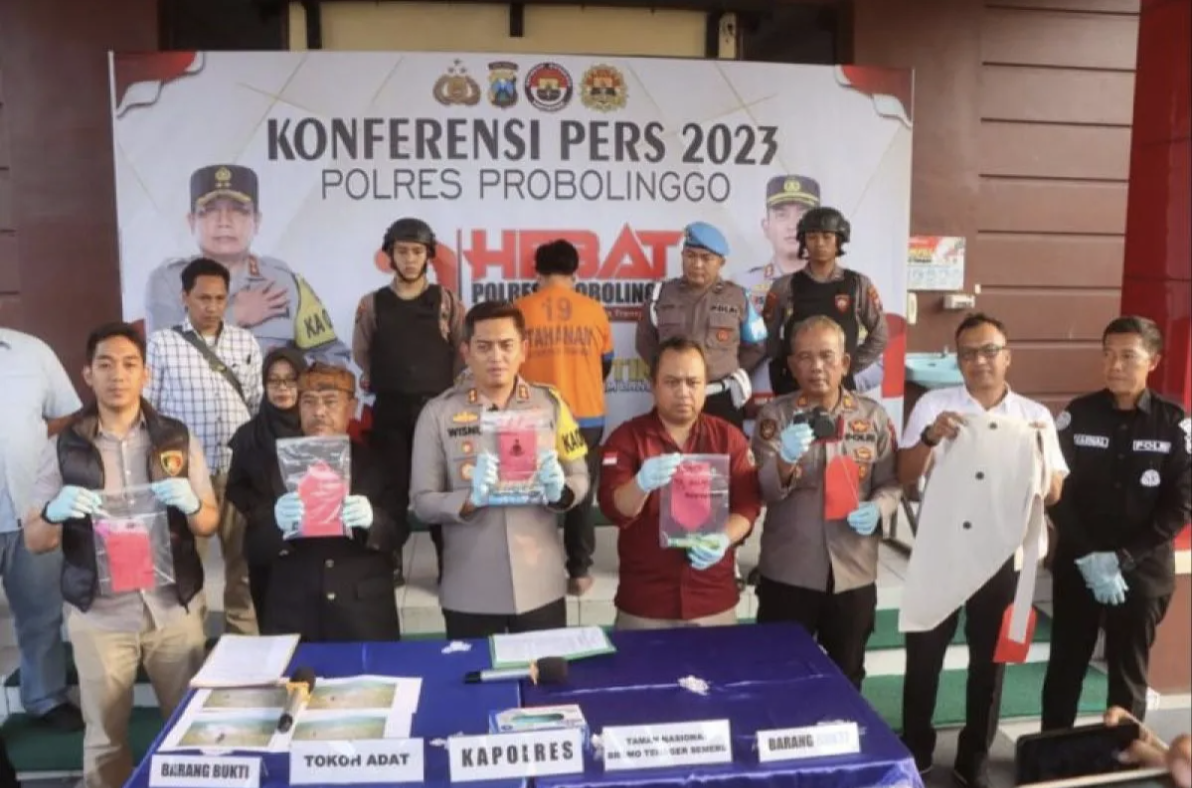 Kapolres Probolinggo AKBP Wisnu Wardana menunjukkan barang bukti Karhutla Bukit Teletubbies Gunung Bromo dalam konferensi pers yang digelar di Mapolres setempat, Kamis (7/9/2023) petang. (ANTARA/HO-Polres Probolinggo)