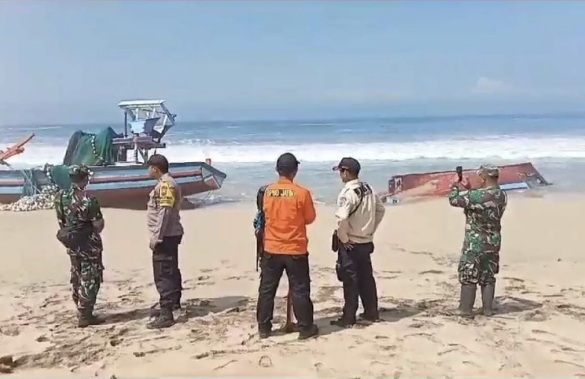 Petugas SAR gabungan memantau kondisi Dua kapal nelayan asal Prigi Trenggalek yang terdampar di Pantai Gayasan, Bakung, Blitar, Jawa Timur, Kamis (7/9/2023) (ANTARA/HO - tangkap layar video dok. SAR gabungan)