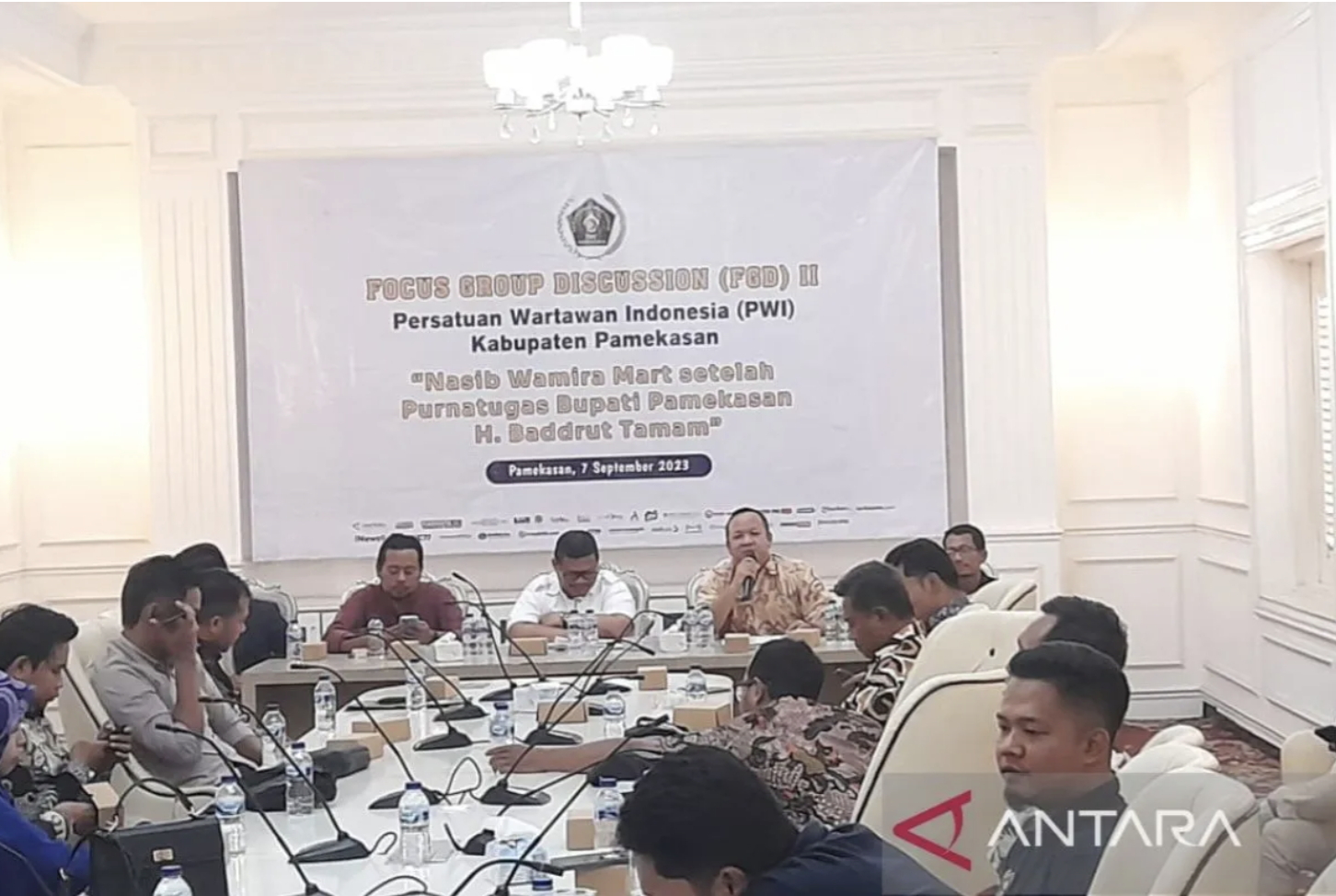 Kepala Dinas Koperasi dan UKM Pamekasan Muttaqin saat memaparkan capaian pembangunan Wamira Mart di acara diskusi rutin Persatuan Wartawan Indonesia (PWI) Pamekasan, Selasa (12/09/2023). ANTARA/Abd. Aziz