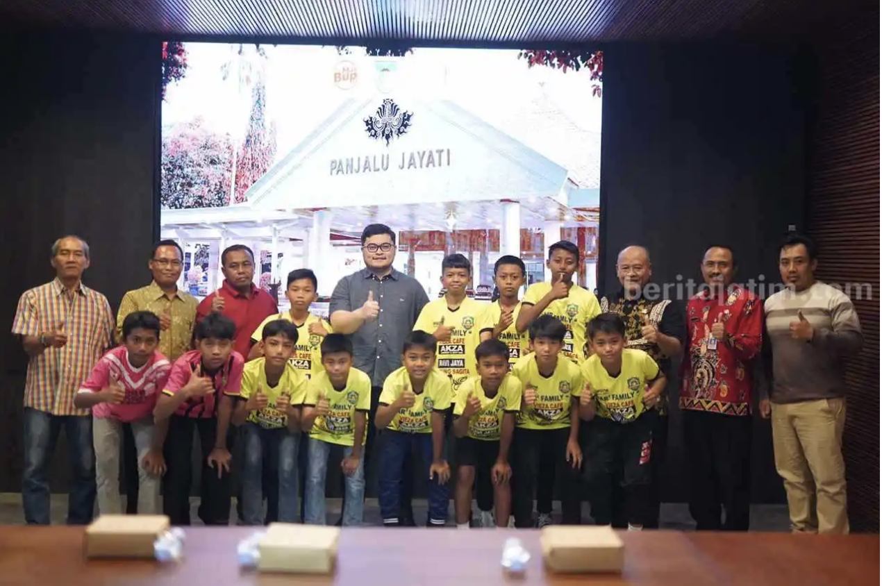 Pemkab Kediri Beri Sepatu Bola Bagi 12 Siswa SSB yang Akan Tanding ke Vietnam