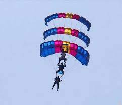 Aksi terjun bebas dari prajurit Marinir. Puspen TNI