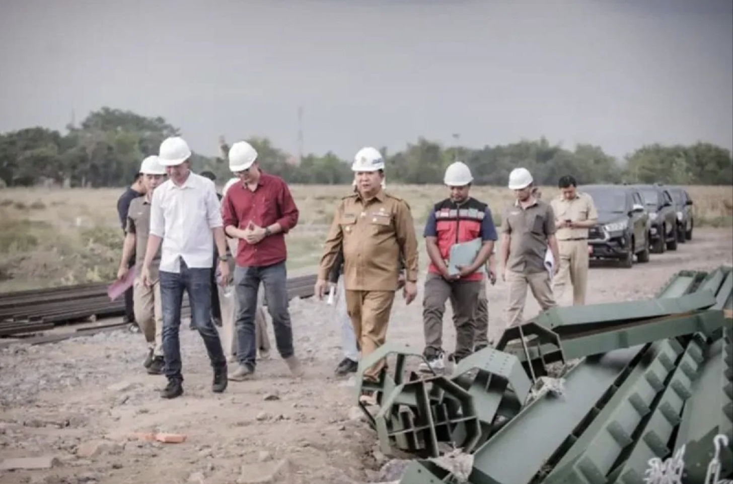 Bupati Jember Hendy Siswanto bersama sejumlah pejabat mengecek proses pembangunan pabrik pupuk organik di Desa Wirowongso, Kecamatan Ajung, Kabupaten Jember, Selasa (19/9/2023). (ANTARA/HO-Diskominfo Jember)