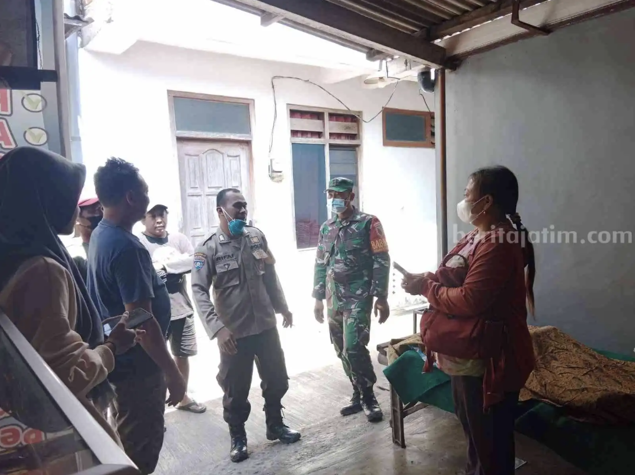 Polisi mendatangi TKP ibu dan anak di Kediri meninggal