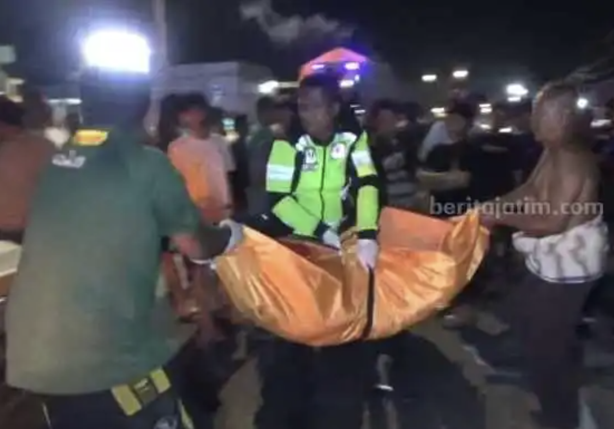 Proses evakuasi jasad korban di Jl Raya Janti Kecamatan Jogoroto Jombang