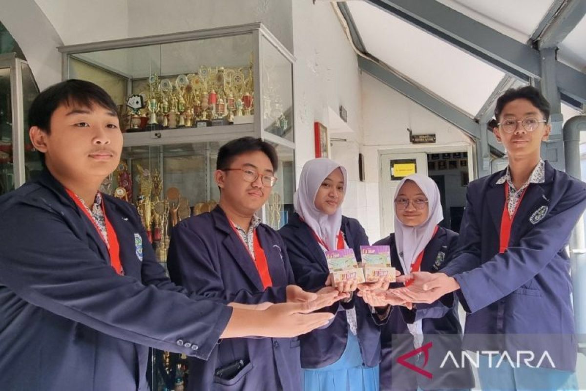 Siswa SMAN 5 Surabaya yang meraih medali emas di ajang Indonesia Inventors Day 2023 dan International Young Inventors Awards (IYIA). (ANTARA/Willi Irawan)