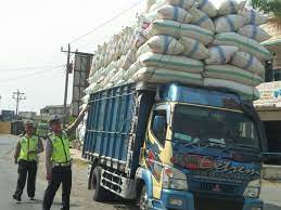 Truk dengan muatan berlebihan. NTMC Polri