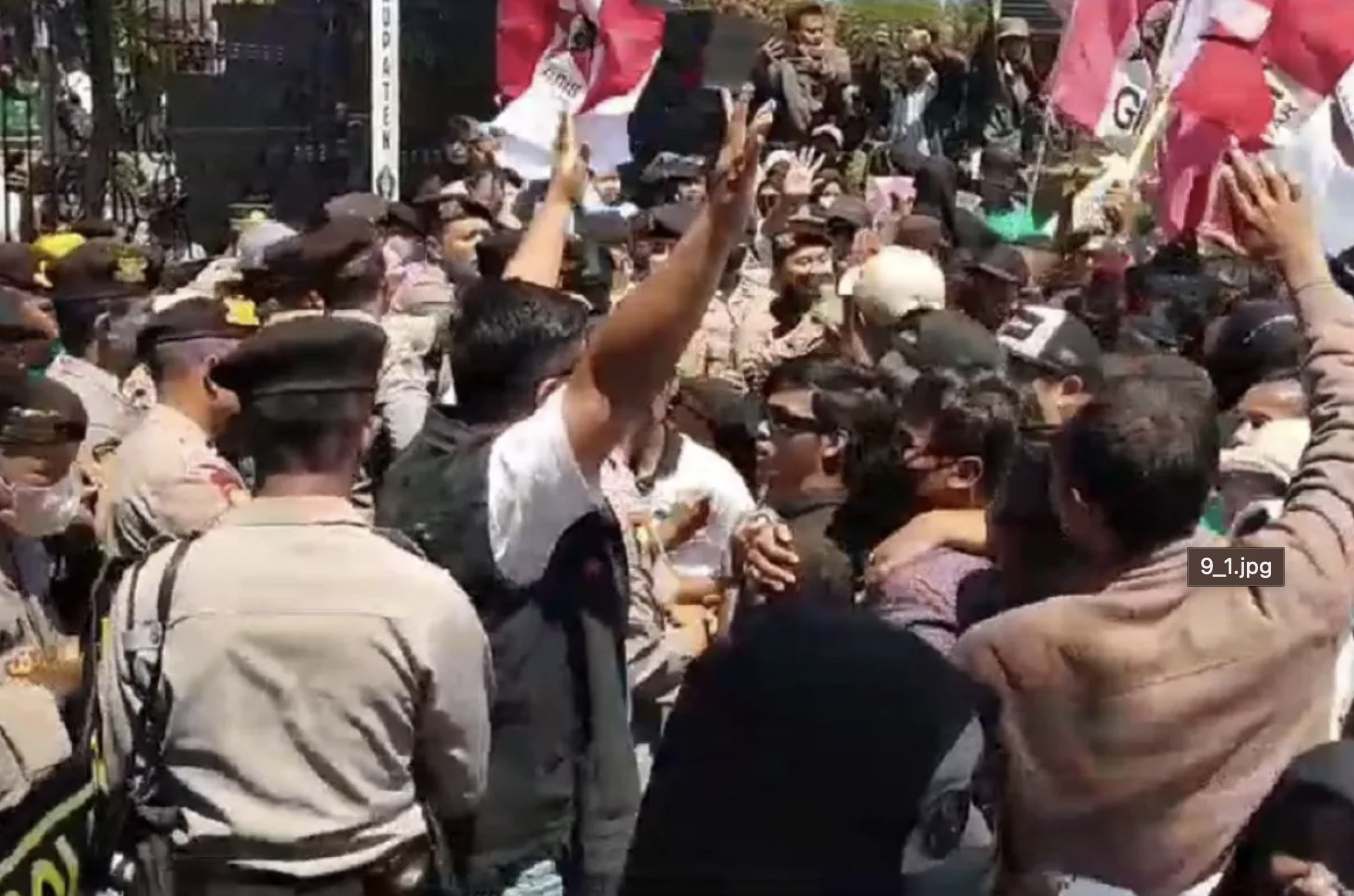 Massa saat unjuk rasa di depan kantor Bupati Blitar, Jawa Timur, Senin (25/9/2023). ANTARA/ HO-petani