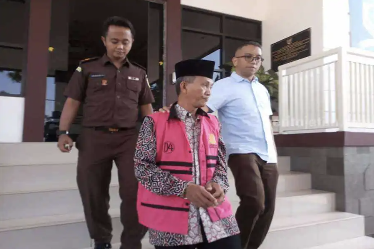 Tersangka Akhmad Makrus saat keluar dari Kejaksaan Negri Kabupaten Pasuruan