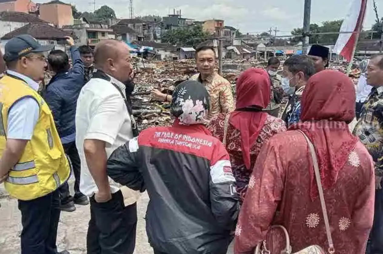 Wakil Bupati Blitar Rahmat Santoso saat menemani Komisi V DPR RI melihat pasar Kesamben Kabupaten Blitar yang terbakar pada bulan Februari 2023 lalu