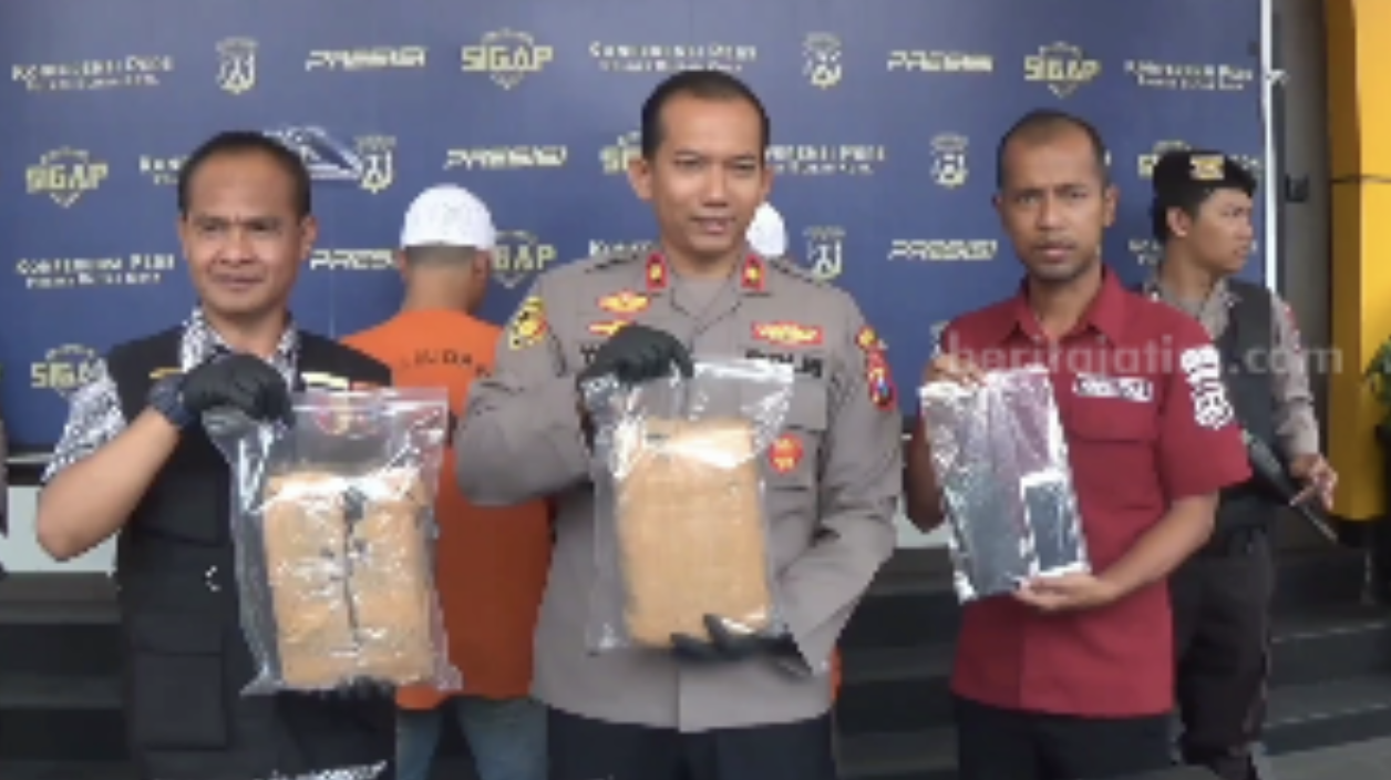 Polisi tunjukkan barang bukti ganja kering yang diseludupkan melalui ekspedisi.