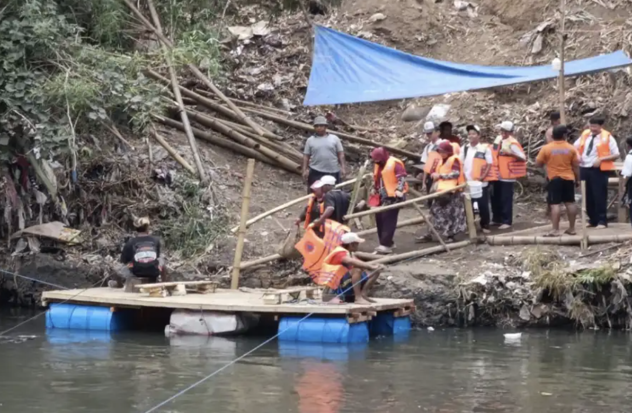 Jembatan Lembahyung Diperbaiki, Siswa di Malang Terpaksa Naik Rakit