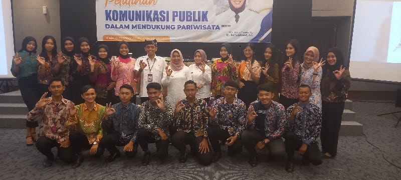 CALON DUTA BATIK. Ning Ita didampingi Ani Wijaya dan narasumber saat foto bersama para calon Duta Batik Kota Mojokerto. (DUTACO/YUSUF W)