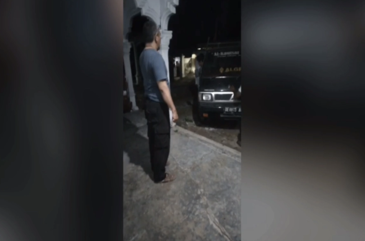 Tangkapan layar video amatir saat para pelaku perampasan mobil membawa kendaraan milik Ani warga Kabupaten Blitar.