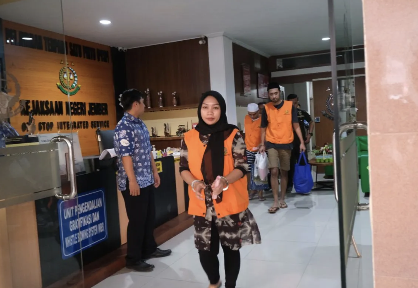 Tiga tersangka kasus TPPO mengenakan rompi oranye di Kantor Kejari Jember yang selanjutnya akan ditahan di Lapas Kelas II-A Jember, Kamis, 5 Oktober 2023.. ANTARA/HO-Kejari Jember