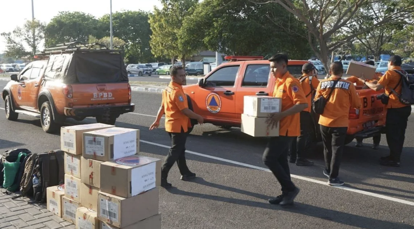 Petugas BPBD Jatim memberangkatkan bantuan dari Surabaya untuk penanganan kabut asap dampak dari karhutla di Banjarmasin, Kalimantan Selatan, Kamis, 5 Oktober 2023. ANTARA/HO-Biro Adpim Jatim