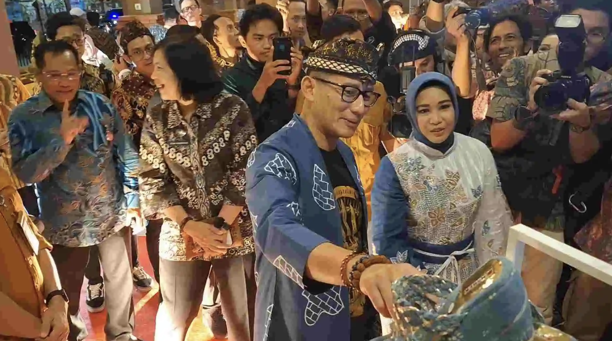 Menparekraf RI, Sandiaga Salahuddin Uno saat menghadiri MFB 2023 di Alun-alun Wira Raja Kota Mojokerto. [Foto : Misti/beritajatim.com]