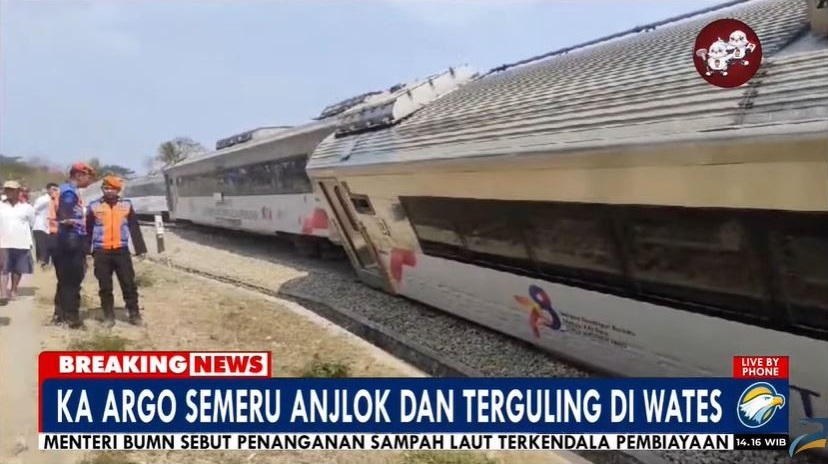Kereta Api (KA) Argo Semeru jurusan Surabaya-Jakarta anjlok dan terguling di Wates, Kulonprogo, Yogyakarta. Metro TV