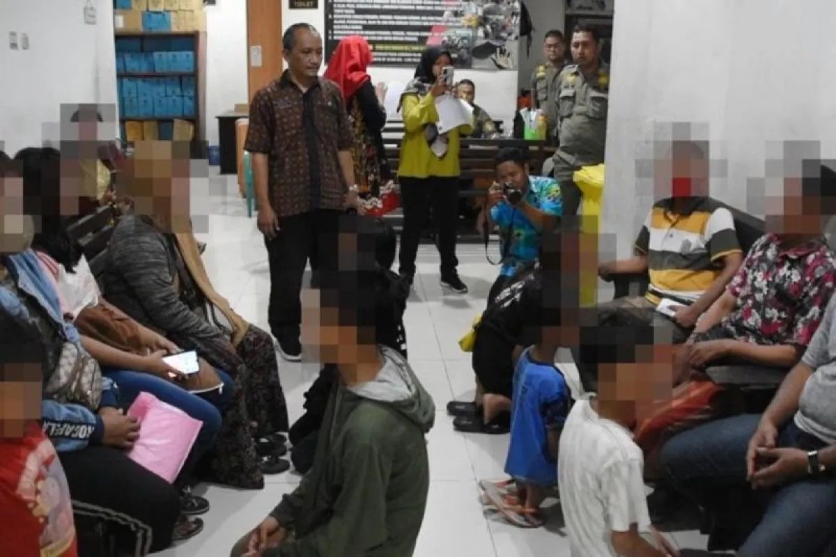 Petugas Satpol PP Surabaya menjaring 17 anak yang nekat 