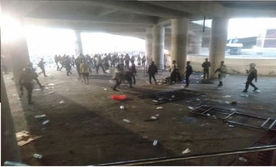 Polisi Tembakan Gas Air Mata ke Suporter Gresik United yang Ricuh di Luar Stadion