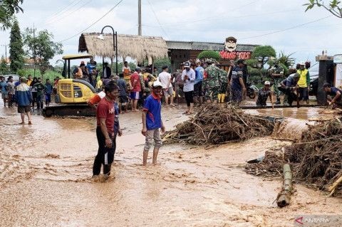 Ilustrasi--Petugas pemerintah membantu membersihkan sisa banjir di Desa Srigading, Kecamatan Lawang, Kabupaten Malang, Jawa Timur, Rabu, 9 Maret 2022. Antara/Vicki Febrianto.