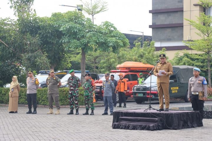 Pemerintah Kabupaten Sidoarjo menggelar Apel Kesiapsiagaan Antisipasi Bencana Hidrometeorologi di Lapangan Mako Polresta Sidoarjo, Senin, 4 Desember 2023