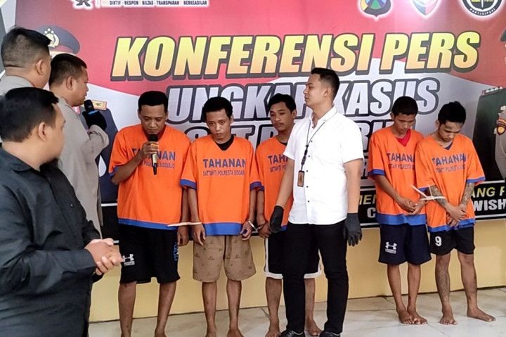 Reskrim Polresta Sidoarjo, Jawa Timur, berhasil meringkus lima dari tujuh komplotan pelaku pencurian kendaraan bermotor (curanmor). Dua lainnya masuk dalam pencarian orang (DPO)