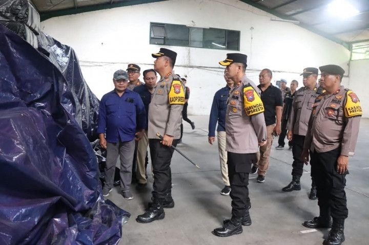 Kapolresta Sidoarjo Kombes Kusumo Wahyu Bintoro didampingi pejabat utama dan Ketua KPU Kabupaten Sidoarjo M Iskak mengecek persiapan Pemilu 2024 di Gudang Logistik Pemilu 2024 di Jalan Erlangga, Sidoarjo, Selasa, 5 Desember 2023.