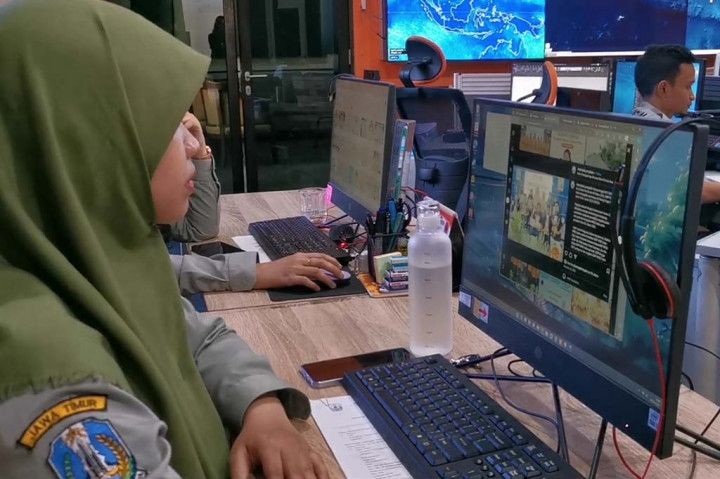 Badan Penanggulangan Bencana Daerah (BPBD) Jawa Timur melakukan pemantauan tujuh gunung aktif di wilayah tersebut dengan menggunakan satelit.