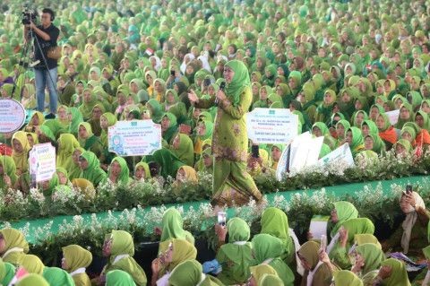 Ketua Umum PP Muslimat NU yang juga Gubernur Jawa Timur, Khofifah Indar Parawansa, dalam acara Dzikir, Salawat dan Doa Bersama dalam Rangka Menyambut Hari Ibu Tahun 2023, di Jatim Expo Surabaya. Dokumentasi/ Humas Pemprov Jatim