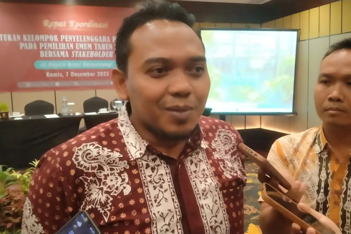 Anggota KPU Kabupaten Banyuwangi Dian Purnawan memberikan keterangan kepada wartawan. ANTARA/HO-NH