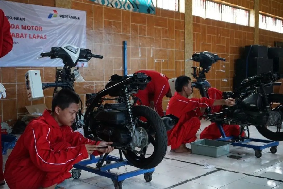 Peserta pelatihan bengkel Pertamina Enduro Sahabat Lapas di Lapas Klas II A, Sidoarjo, Jawa Timur. ANTARA/HO-Pertamina