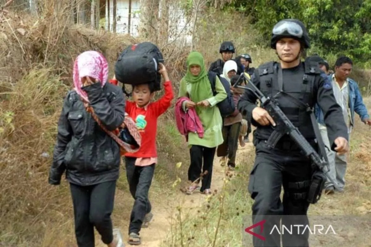 Pasukan Brimob Polda Jatim mengawal sejumlah korban penyerangan ke lokasi pengungsian saat konflik sosial terjadi di Kabupaten Sampang pada Desember 2012 lalu. (ANTARA/ Saiful Bahri)