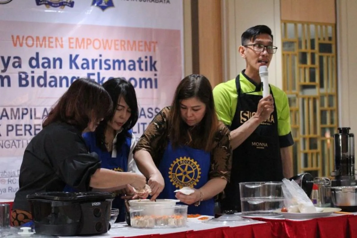 Sejumlah perempuan disabilitas mengikuti pelatihan memasak yang digelar pemerintah kota setempat bersama Forum PUSPA di Gedung Wanita Chandra Kencana, Surabaya, Jumat (8/12/2023). (ANTARA/HO-Diskominfo Surabaya)