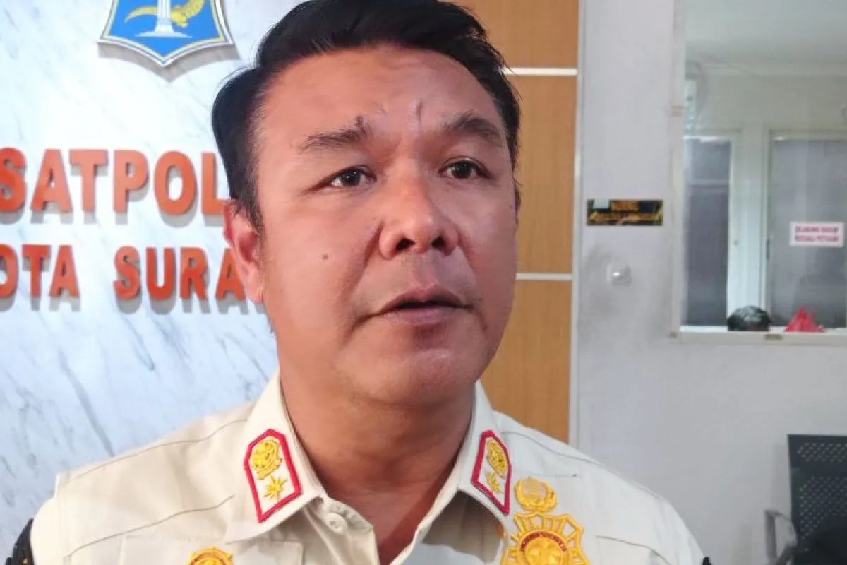 Kepala Satpol PP Kota Surabaya M Fikser memberikan keterangan di Kantor Satpol PP setempat. ANTARA/Ananto Pradana