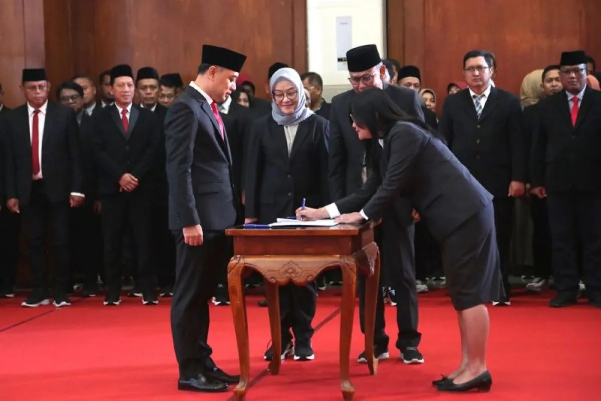 Wali Kota Surabaya Eri Cahyadi melantik ratusan pejabat di lingkungan Pemkot Surabaya di Gedung Sawunggaling, Jumat (29/12/2023). ANTARA/HO-Diskominfo Surabaya