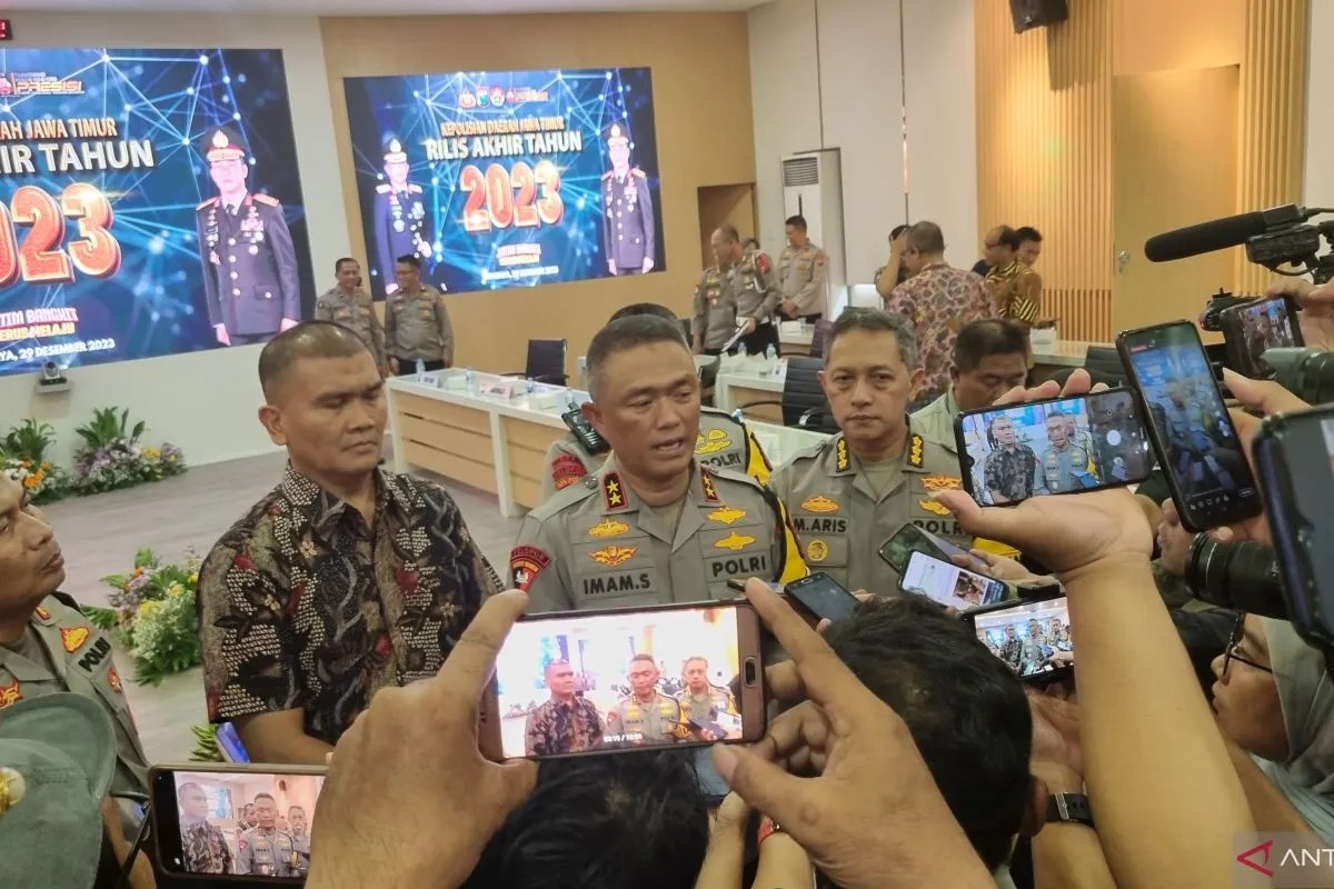 Kapolda Jawa Timur Irjen Pol. Imam Sugianto saat diwawancarai awak media di Surabaya, Jumat (29/12/2023). ANTARA/Willi Irawan