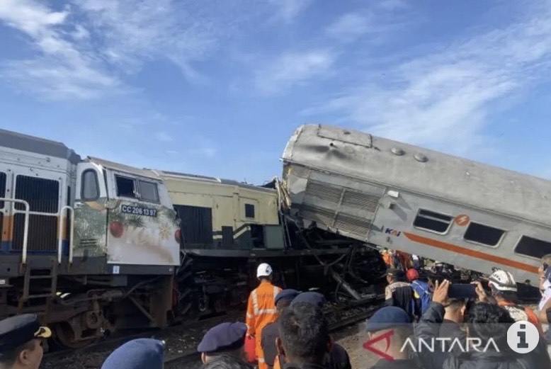 Kecelakaan terjadi antara Kereta Api (KA) Turangga dengan KA Lokal Bandung di Cicalengka Kabupaten Bandung, Jumat (5/1/2024) ANTARA/Rubby Jovan.