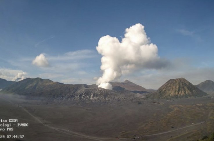 Gunung Bromo Muntahkan Awan Putih Setinggi 700 Meter