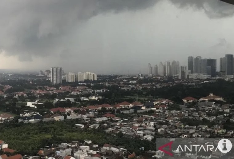 Suasana ketika Kota Surabaya mendung tebal dan hujan mengguyur sebagian wilayah Kota Pahlawan. (ANTARA/Fiqih Arfani)