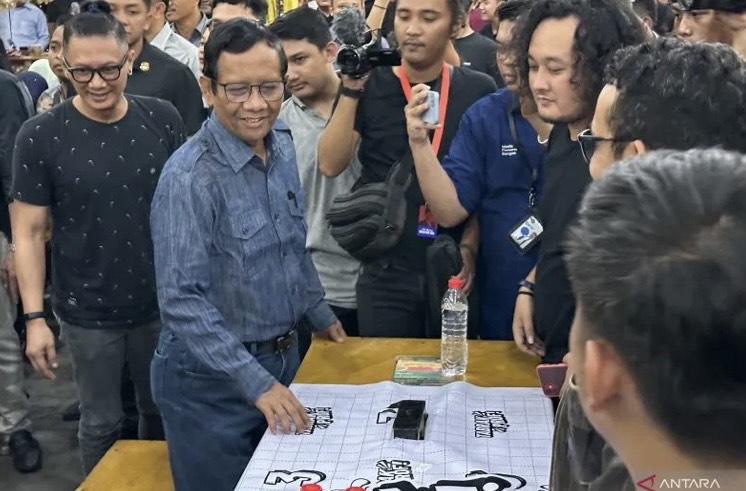 Cawapres nomor urut 3 Mahfud MD (kedua kiri) sebelum acara 