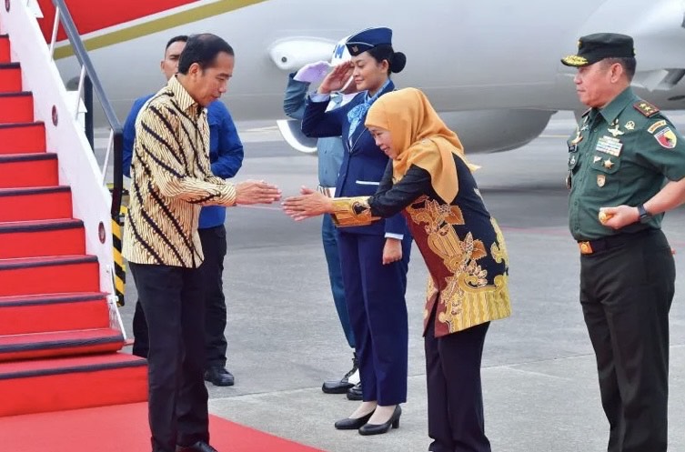 Presiden Joko Widodo disambut oleh Gubernur Jawa Timur Khofifah Indar Parawansa sesaat setelah tiba di Bandara Internasional Juanda, Kabupaten Sidoarjo, pada Senin (15/1/2024). ANTARA/HO-Biro Pers Sekretariat Presiden RI.