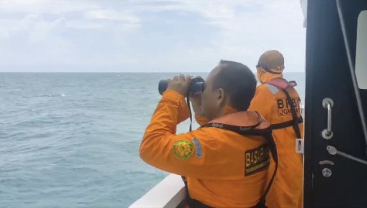 Tim SAR Gabungan saat melakukan pencarian 15 ABK Kapal Putra Sumber Mas di kawasan laut Pulau Masalembu. (Dok: Humas Basarnas Surabaya)