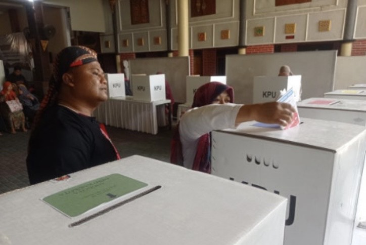 Pemilih memasukkan surat suara ke dalam kotak suara saat digelarnya simulasi pemungutan dan perhitungan suara Pemilu 2024 di KPU Tulungagung. (ANTARA/HO - KPU Trenggalek)