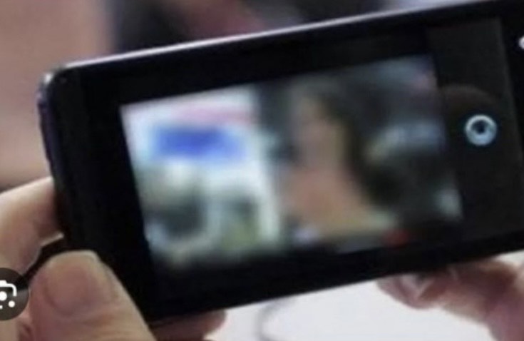 Ilustrasi - seseorang tengah menonton video porno di layar gadget (Antaranews. Com)