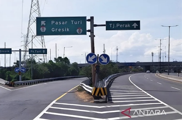 Sejumlah kendaraan melewati persimpangan exit Gerbang Tol (GT) Dupak yang mengarah ke Pasar Turi dan Tanjung Perak. ANTARA/HO-PT JTT