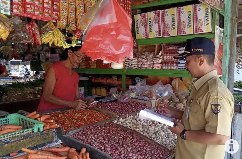 Petugas memantau harga bahan pokok di pasar tradisional wilayah Kota Blitar, Jawa Timur. ANTARA/HO-Pemkot Kediri